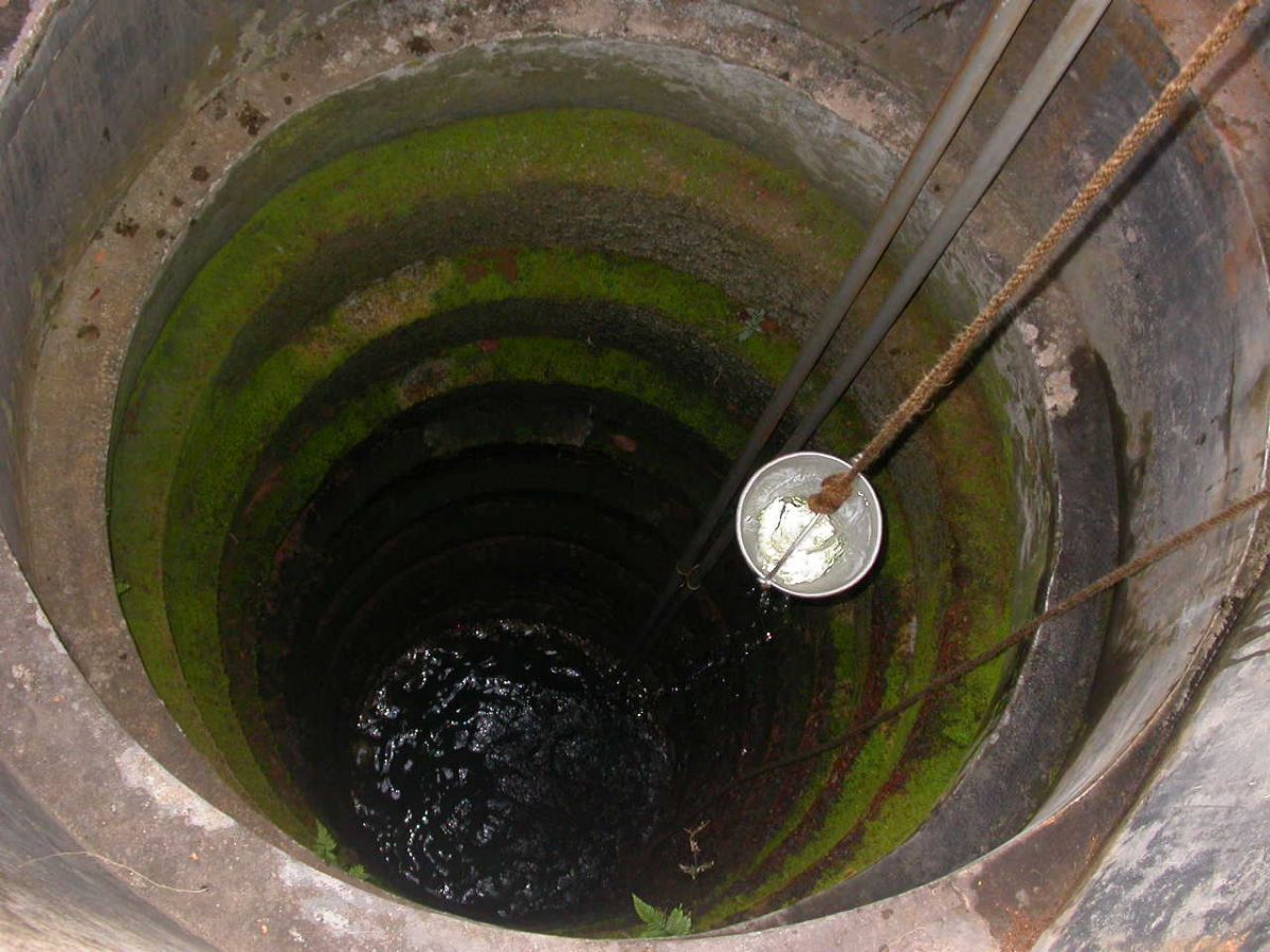 Child falls into 50-feet deep well in Pune, A clerk comes to the rescue