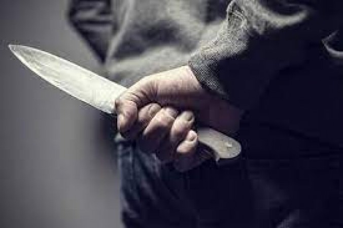 Five members of the same family were attacked by some people with knives and axes.
