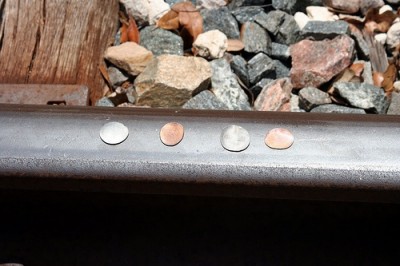 क्या पटरियों पर रखे पत्थरों और सिक्कों से पटरी से उतर सकती है कोई ट्रेन?