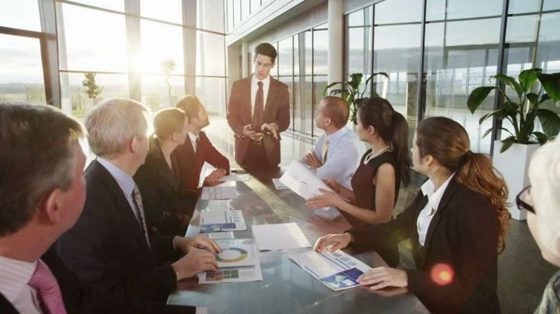 7 fundamental office meeting etiquette guidelines are provided