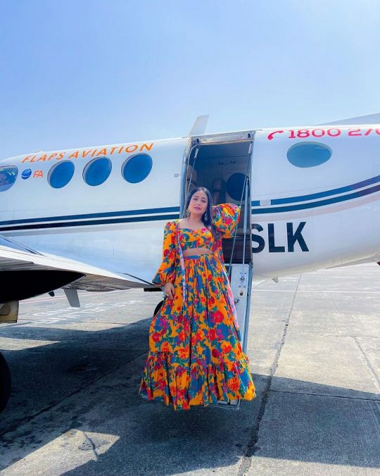 Neha in a private jet, dressed in a colourful dress, did a cool photoshoot