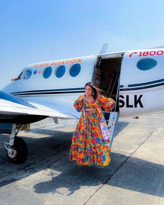 Neha in a private jet, dressed in a colourful dress, did a cool photoshoot