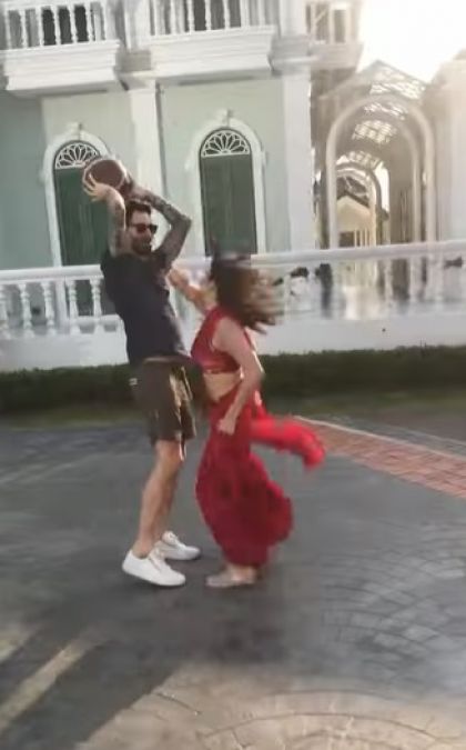 Sunny is seen playing basketball in a red saree with her husband