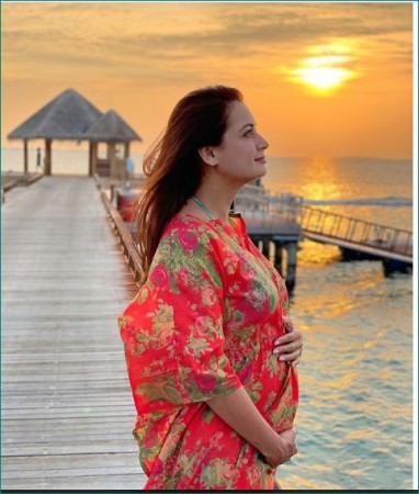 Dia Mirza's first post after pregnancy announcement, sunshine video