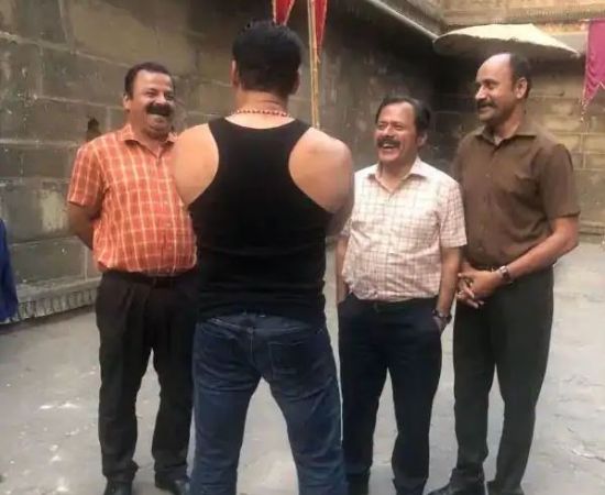 Dabangg 3 : इंदौर में खाली समय कुछ इस तरह बिता रहे चुलबुल पांडे, देखें नई तस्वीर