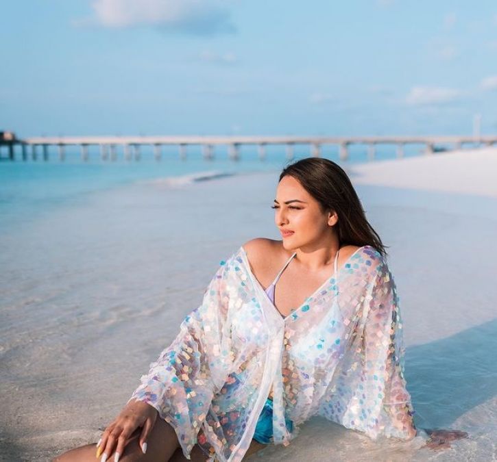 Sonakshi gave a killer pose on the beach, people were convinced