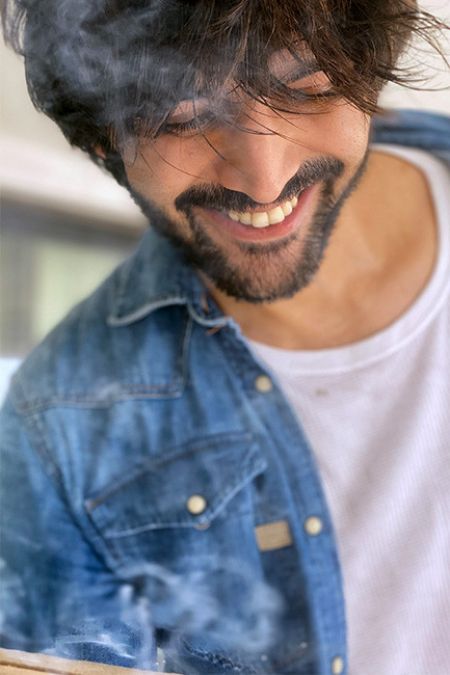 Kartik Aaryan first and cool look after knocking corona, shares funny video