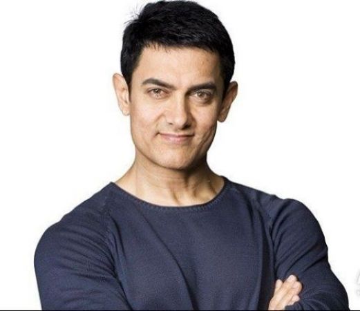 एयरपोर्ट पर इस शख्स को देखते ही उनके पीछे दौड़ पड़े आमिर खान