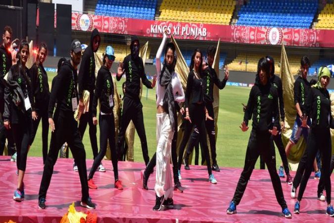 IPL 2017: इंदौर ओपनिंग सेरेमनी में दिशा पटानी का जलवा, जमकर थिरकी.....