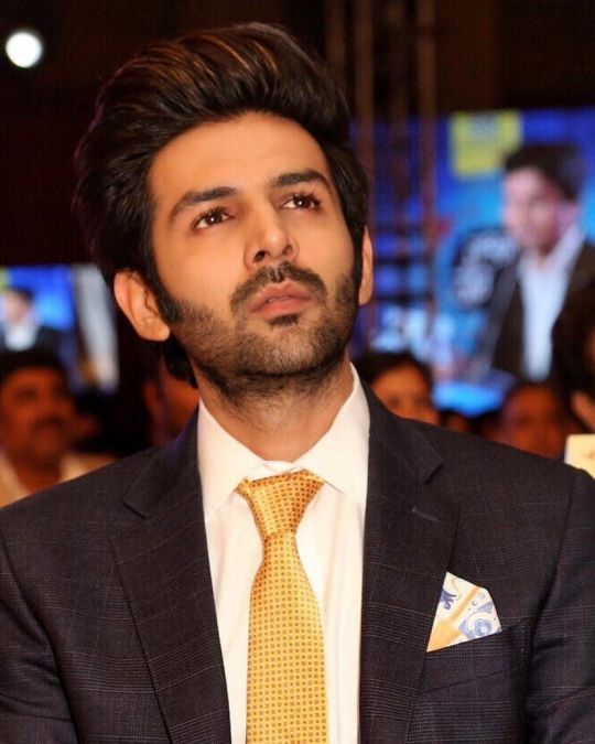 Kartik Aaryan bows in front of his car, fans react to video