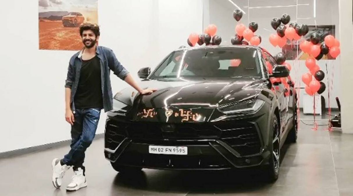 Kartik Aaryan bows in front of his car, fans react to video