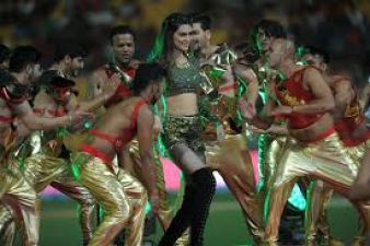IPL 2017: कृति सेनन ने बेंगलुरु में अपने शानदार डांस के चलते समा बांधा....