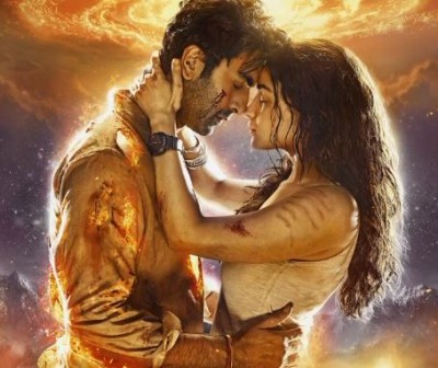 रिलीज हुआ फिल्म ब्रह्मास्त्र का रोमांटिक पोस्टर, मिला आलिया-रणबीर की शादी का हिंट!