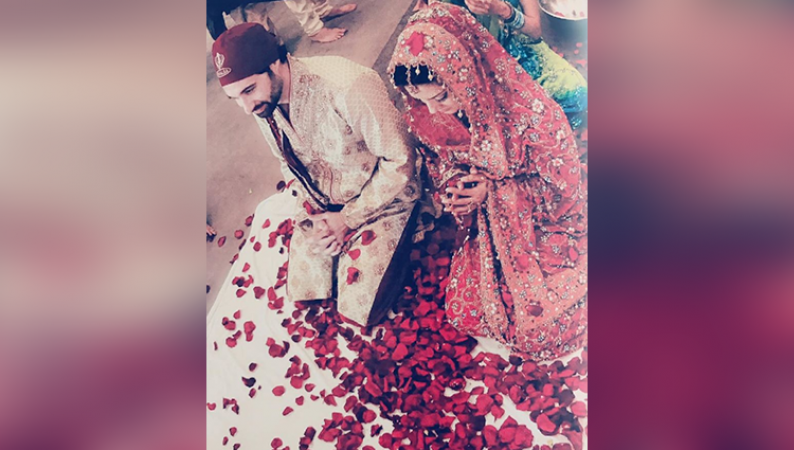 पंजाबी दुल्हन बनी सनी लियोनी, शादी की सालगिरह पर जताया पति से प्यार