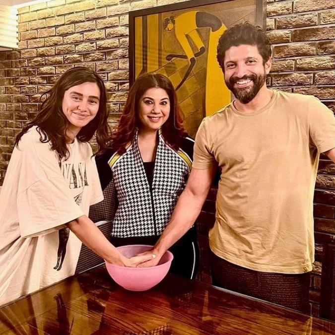 Farhan-Shibani did hand-casting holding each other's hands, photos went viral