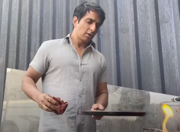 Sonu Sood is sometimes seen helping people and sometimes making dosa!!