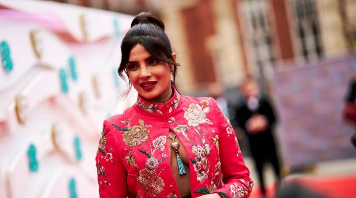 Priyanka Chopra's pink jacket at award show will surprise you,  know the price