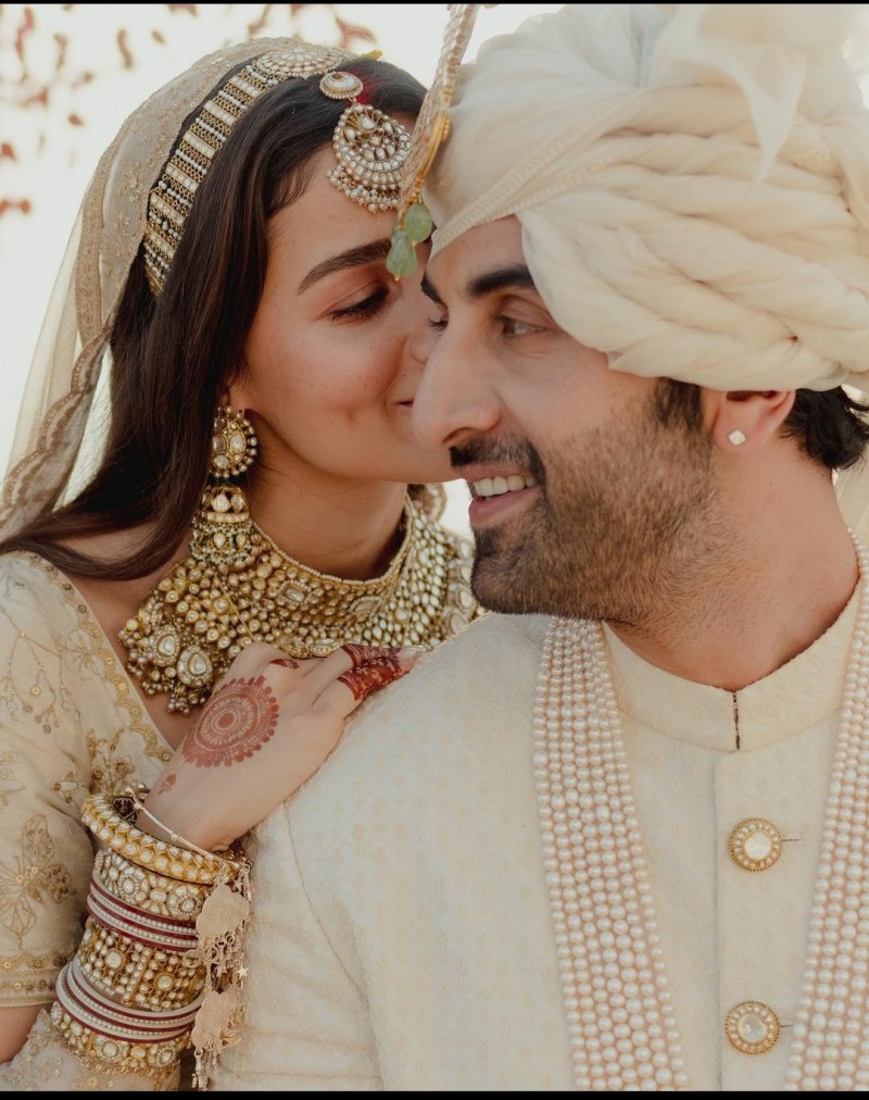 Ranbir-Alia tied the knot, first picture of bride and groom revealed