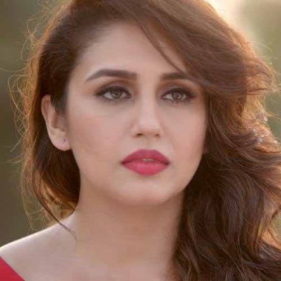 Huma Qureshi set fire with bold pose created a ruckus on the internet, See photos