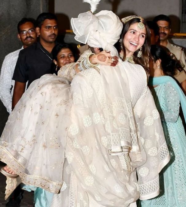 Adorable: Ranbir Kapoor carries his bride on his lap, video goes viral