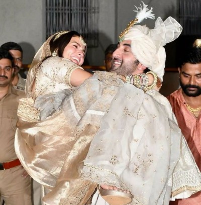 Adorable: Ranbir Kapoor carries his bride on his lap, video goes viral
