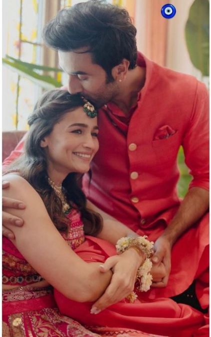 Ranbir is seen kissing Alia at the Mehendi ceremony, stunning pictures surfaced
