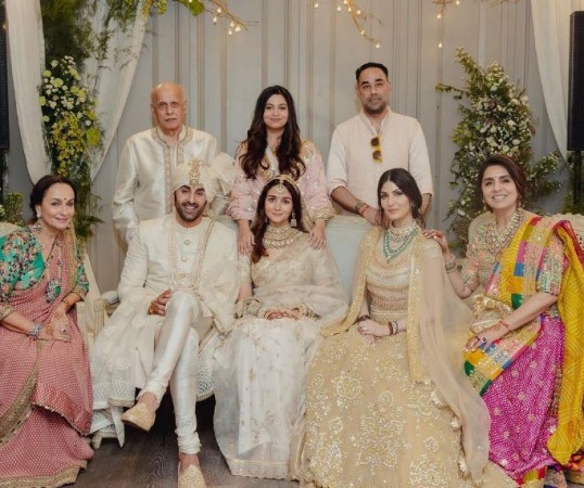 Family photos from Alia-Ranbir's wedding surfaced