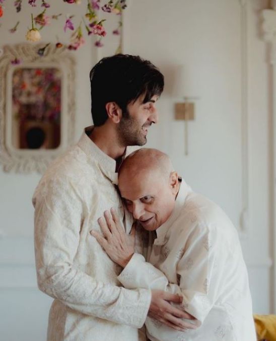 Mahesh Bhatt hugs Ranbir by giving him the responsibility of daughter, picture goes viral