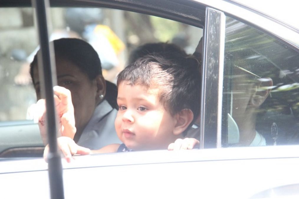 Golu Molu Sa Chehra... and big eyes, Jeh came out on an outing with his mother