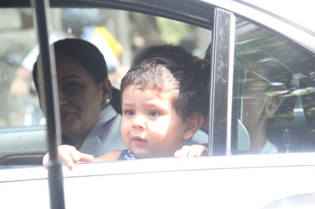 Golu Molu Sa Chehra... and big eyes, Jeh came out on an outing with his mother