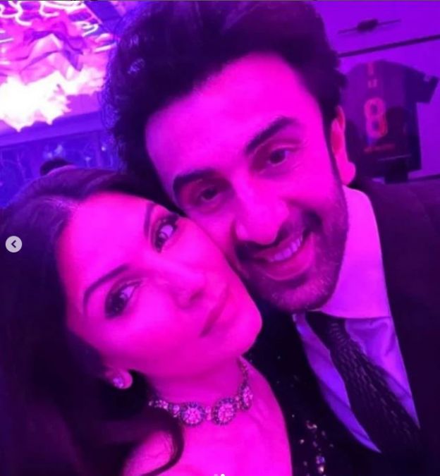 Ranbir-Alia seen posing with Shah Rukh-Aamir, see inside photos of reception