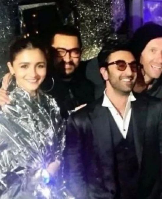 Ranbir-Alia seen posing with Shah Rukh-Aamir, see inside photos of reception