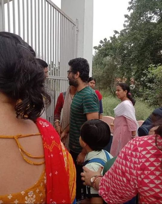 'No glamour, no pride' Arijit Singh was seen waiting for the child outside the school just like ordinary people.