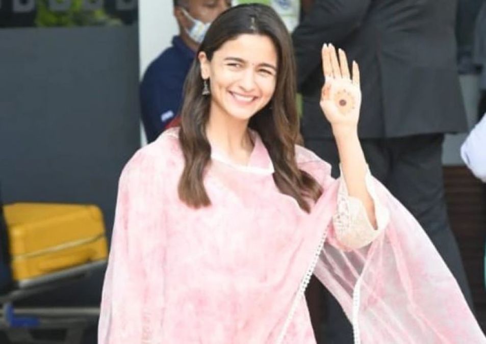 Photos: Alia gets busy shooting leaving Ranbir, mehndi of her hands faded