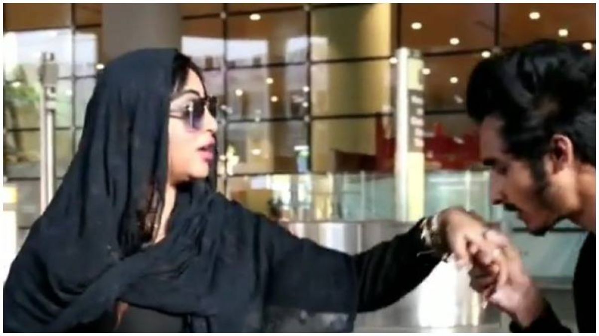 अर्शी खान के साथ सेल्फी लेने आए शख्स ने की ऐसी हरकत की घबरा गई अभिनेत्री, वायरल हुआ वीडियो