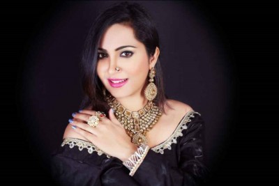 Person came to take a selfie with Arshi Khan did such an act, the video went viral