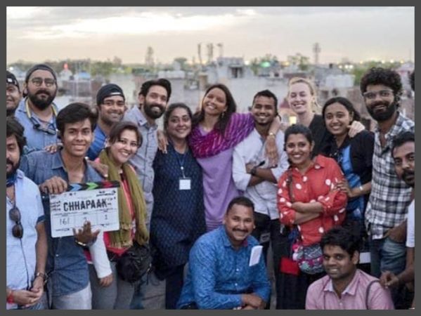 छपाक : दिल्ली शेड्यूल की शूटिंग समाप्त, पूरी टीम के साथ नजर आई दीपिका