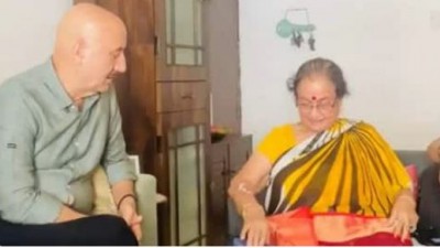 Cute tussle between Anupam and his mother over a sari