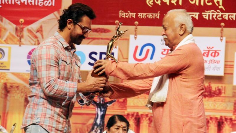 RSS प्रमुख के हाथो मिला आमिर को पुरस्कार, 16 साल बाद की अवार्ड शो में वापसी