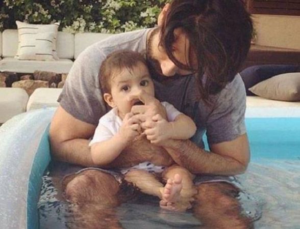 पूल में पापा के साथ इंजॉय कर रही है बेबी मीशा