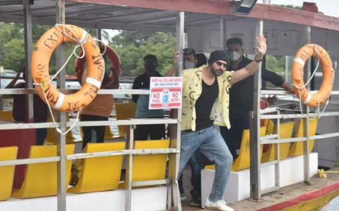 PHOTOS: Kartik Aaryan on a tour of Mumbai from Bullet