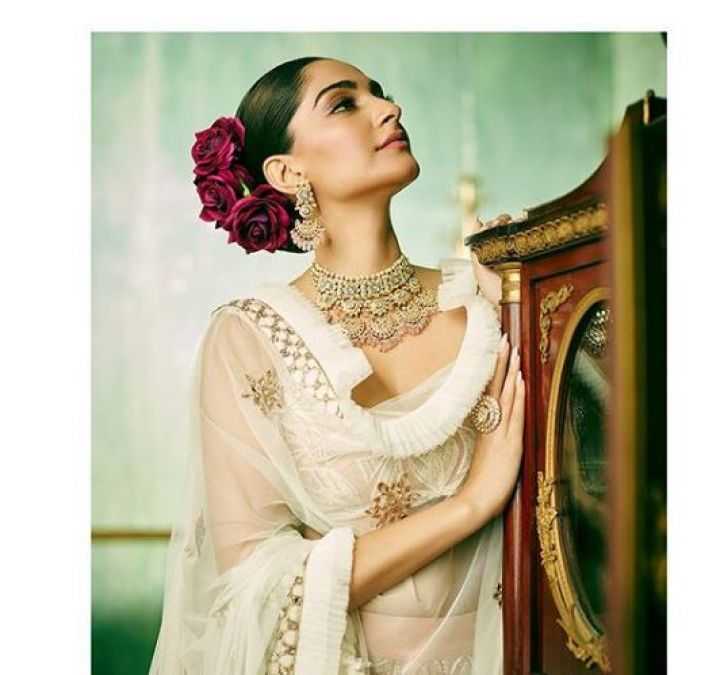 Sonam Kapoor with roses in the hair looked pretty; see pics here