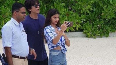 Suhana Took Selfie with Dad Shah Rukh; see the post!