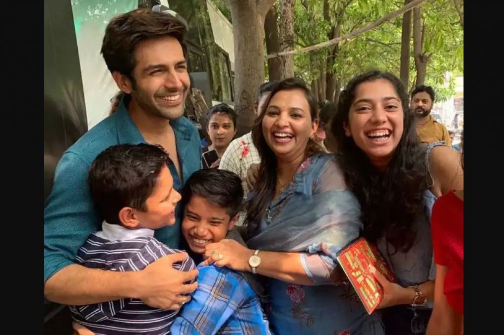 Karthik hugs and poses with children, check out the super cute pic here