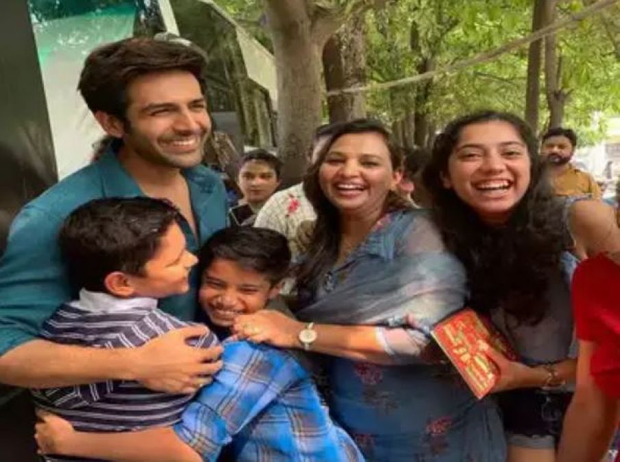 Karthik hugs and poses with children, check out the super cute pic here
