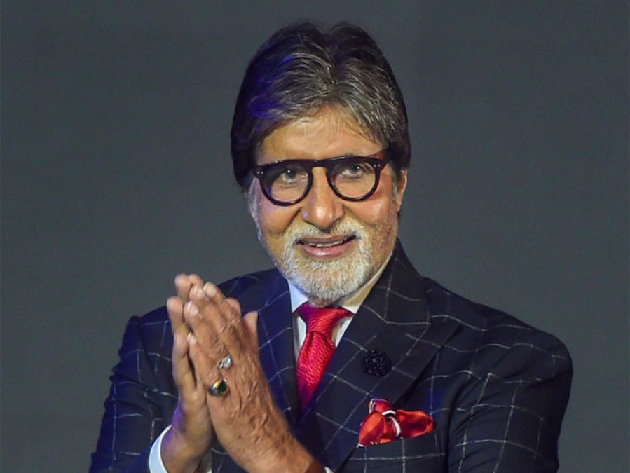 Amitabh Bachchan's French beard look goes to Rakeysh Omprakash Mehra