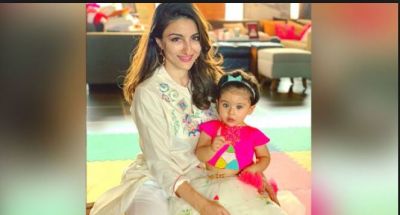 Soha was breastfeeding in the plane's bathroom, but then suddenly...!