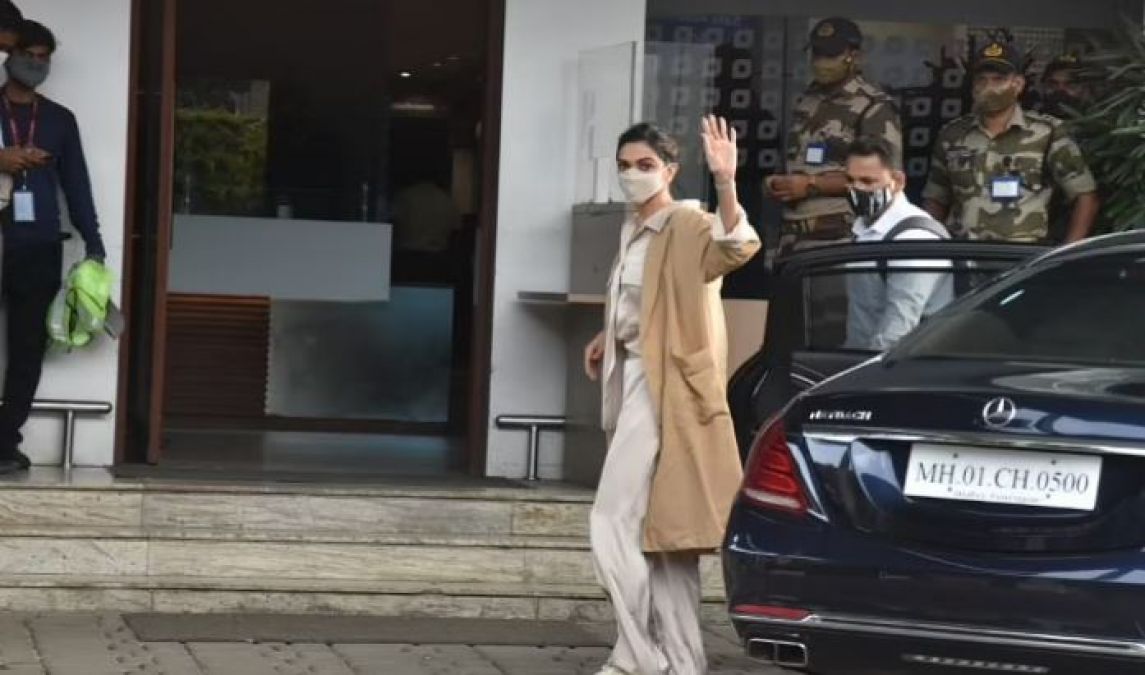 Deepika Padukone seen in stunning avatar at airport, fans remembered Ranveer