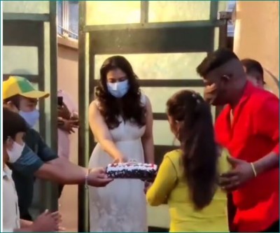 VIDEO: जन्मदिन पर कुछ इस अंदाज में काजोल ने काटा फैंस का लाया केक कि हो गईं ट्रोल