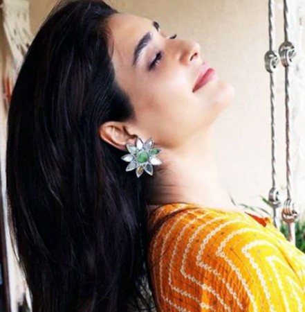 Karisma Tanna rules internet with her new photo, check it out here